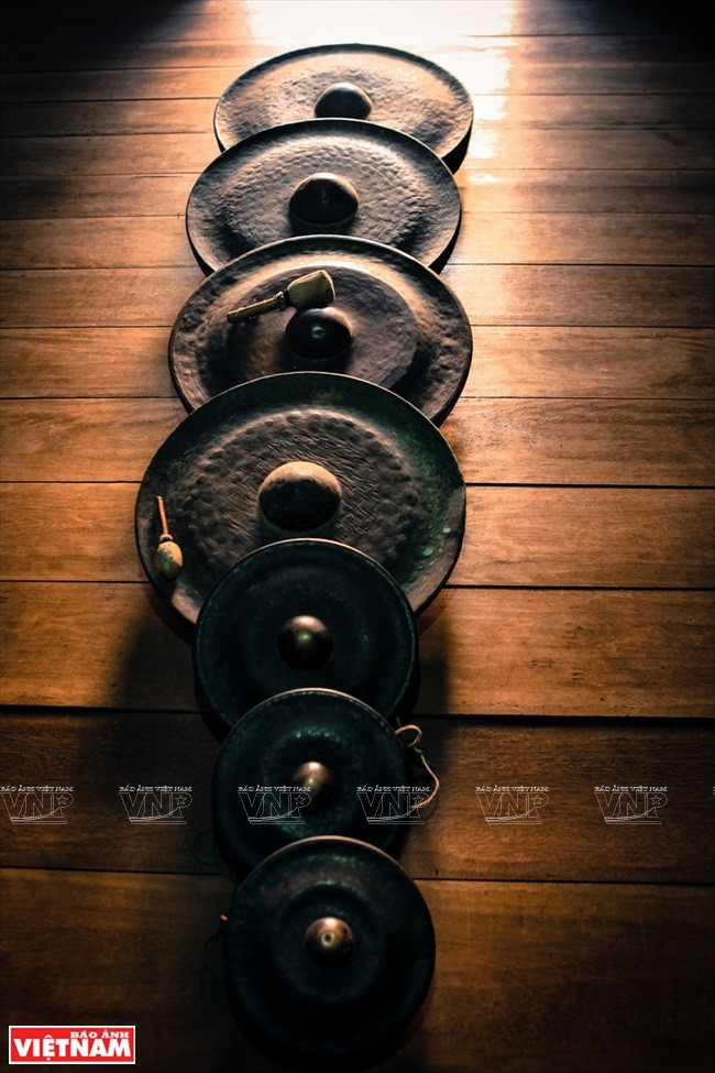 对西原地区各民族同胞来说，锣钲是宝贵财产，其代表着权力与财富。图自 《越南画报》