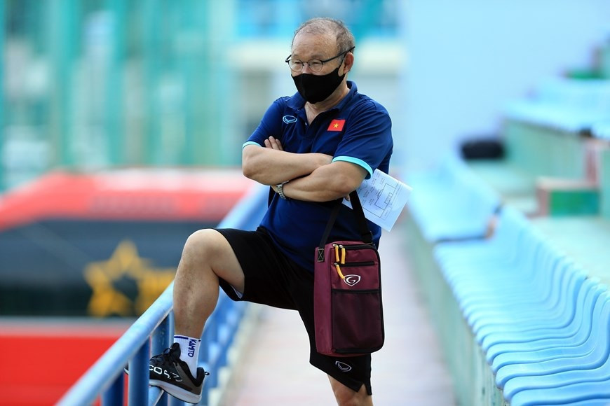 越南国家球队的这场训练顺利进行。朴恒绪教练站在操场看台上观察球员们训练。图片来源：越南足球协会