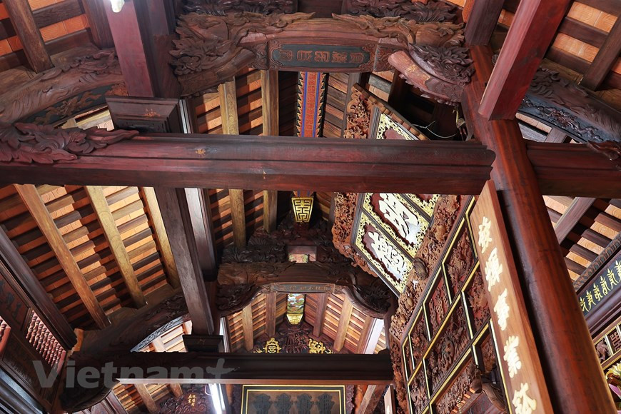 在研究越南北部平原传统五间古屋的设计过程中，迷上这种建筑风格的人总是不得不对独具一格、富有传统价值的五木屋感到佩服和惊讶。图为房屋的大梁和框架柱连结在一起。目前，传统的五间木屋已经逐渐重新出现在现代生活中。图自Vietnam+