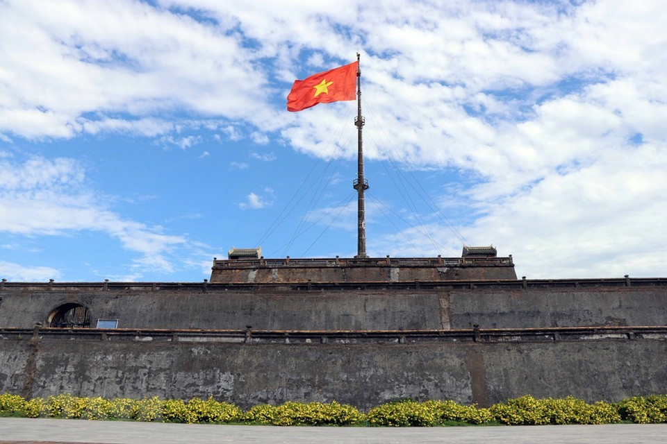 在午门广场旗台上迎风飘扬的金星红旗。图片来源：越通社