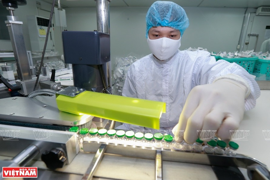 疫苗包装机运行。图自《越南画报》