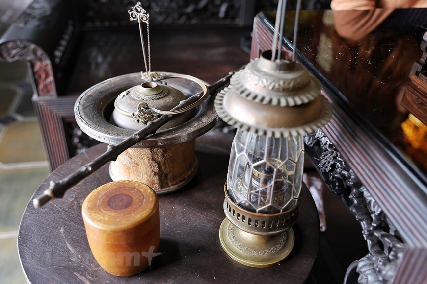 房屋里的古董、古装饰品代表民族历史的各个发展阶段。优秀艺人陈南爵曾经参加位于清化省蓝京的黎朝皇帝宫殿内的义门陶瓷工程、承天顺化省的部分文化历史遗迹、北宁省沿（Diềm）村的官贺民歌唱曲始祖祭祀区等恢复和修缮项目。图自Vietnam+