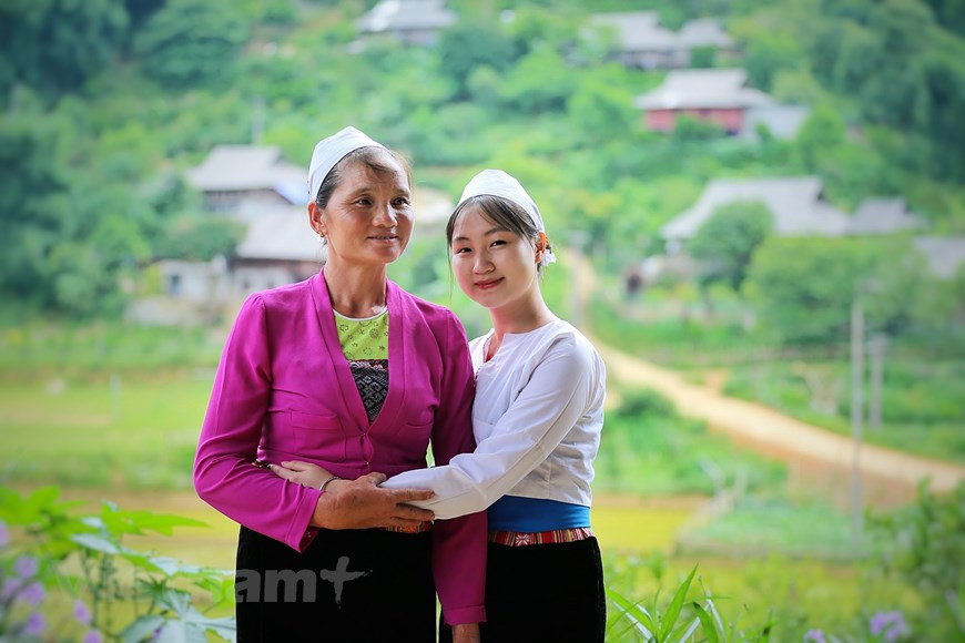 云山乡是和平省芒族人居住之地。这里芒族人的民间传统文化艺术较为丰富。目前，战村居民仍保留着富有本民族特色的额文化和风俗习惯，如高脚屋和芒族服装。该村许多老年人演奏各种传统乐器技法较为熟练，背熟各古老曲调，把握独特药方秘诀和各种美食做法。在不久的未来，需采取措施来传承和保护各种文化价值。图为身穿芒族传统服装的女人。图自Vietnam+