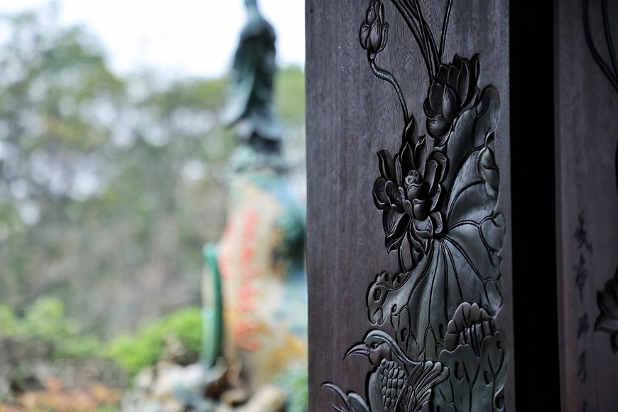 传统五间住屋是北部平原地区独特的建筑之一，其蕴含着该地区历史以及民间文化特色。艺人陈南爵分享说，由于他对传统文化价值的热爱，他在自己住宅的露台上建设了这套北部传统五间木屋。 木屋中的雕花图案都是他和他的工人团队制作的精美图案。图为精致的雕花木门。图自Vietnam+