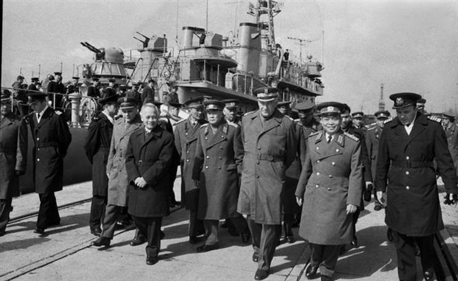 1977年4月21日，越共中央政治局委员、越南政府副总理武元甲大将率领越南国防部代表团前往波罗海岸探访波兰海军单位。图自 越通社