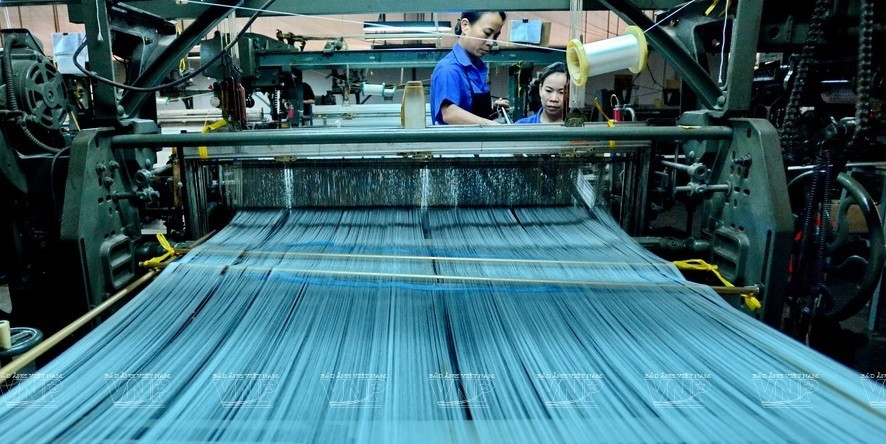 林同省宝禄县使用优质丝绸来制作用来编织和服的面料。图自 《越南画报》