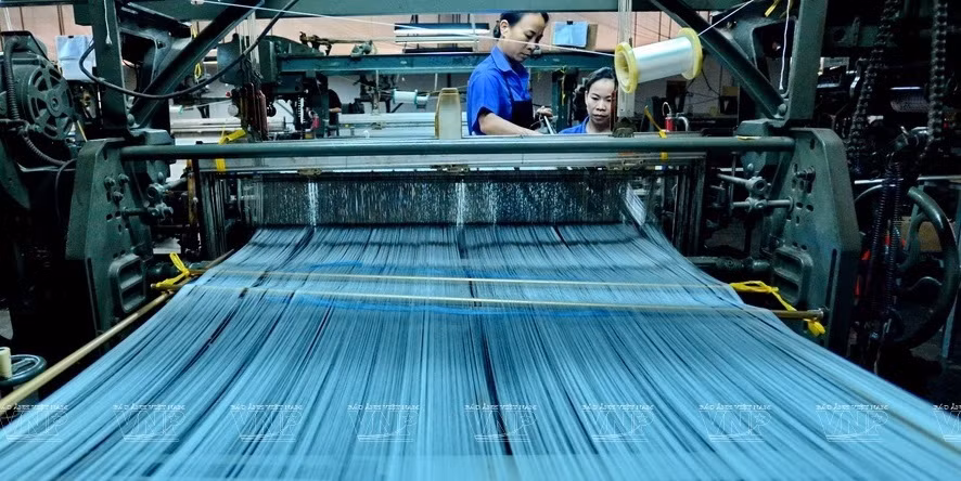 林同省宝禄县使用优质丝绸来制作用来编织和服的面料。图自 《越南画报》