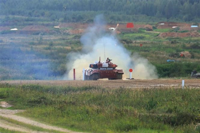 比赛结束后，带着国旗的越南坦克塞队自信游行，向观礼台行礼。图自 越通社