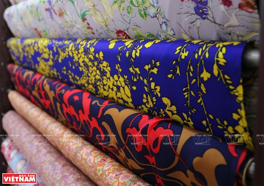 河内市万福高档丝绸产品。图自 《越南画报》