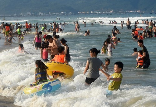 岘港海滩人山人海,热闹非凡（图片来源：人民军队报）