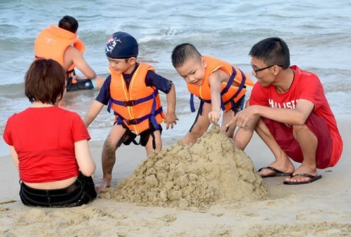 孩子们很喜欢在沙滩上玩耍（图片来源：人民军队报）