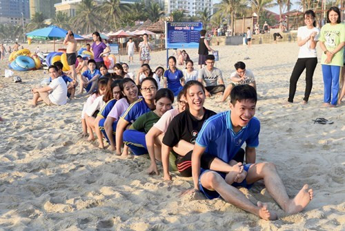 青年们对海滩游戏很感兴趣（图片来源：人民军队报）