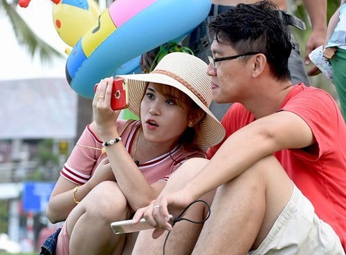 拍下美丽的时刻（图片来源：人民军队报）