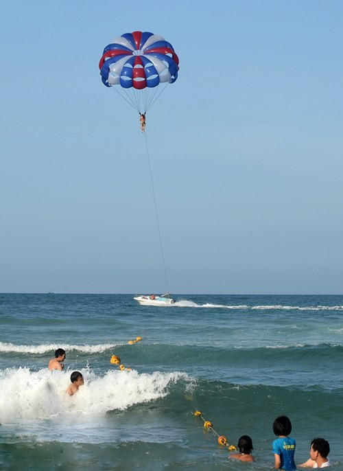 在空中飞翔，俯瞰海景（图片来源：人民军队报）