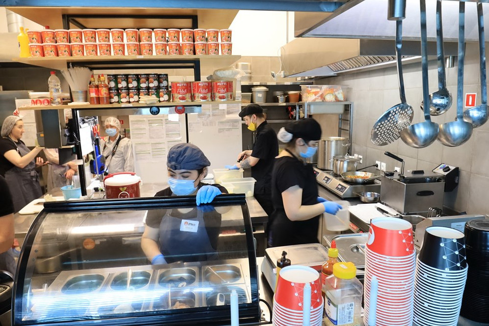 莫斯科米粉连锁餐厅人员向俄罗斯医护人员准备免费午餐。越通社记者 陈孝 摄