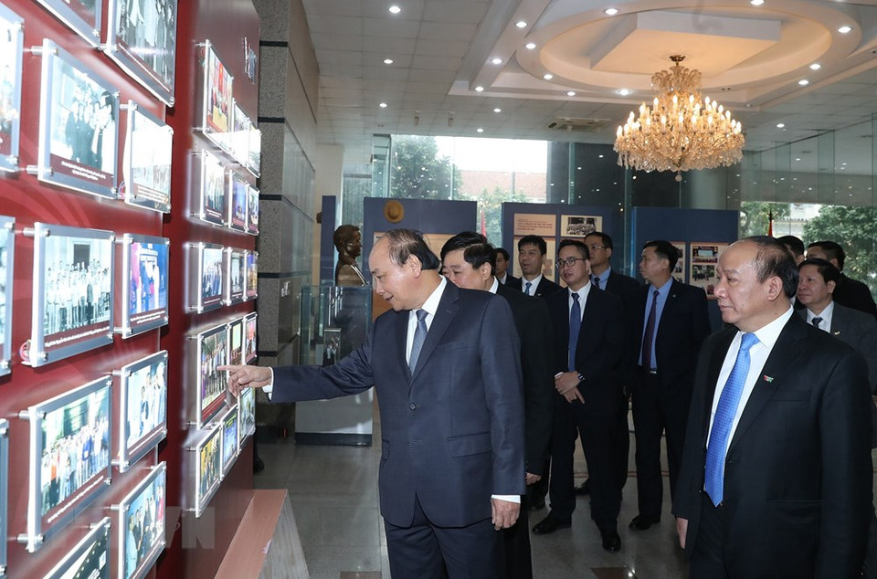 截至2019年11月30日，全国新闻媒体机构850个，其中新闻机构179个、杂志机构648个、独立电子新闻机构23个。2020年2月19日上午，越南政府总理阮春福探访越南之声广播电台。越通社记者 统一 摄