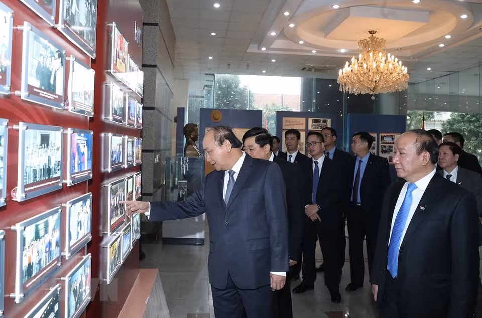 截至2019年11月30日，全国新闻媒体机构850个，其中新闻机构179个、杂志机构648个、独立电子新闻机构23个。2020年2月19日上午，越南政府总理阮春福探访越南之声广播电台。越通社记者 统一 摄
