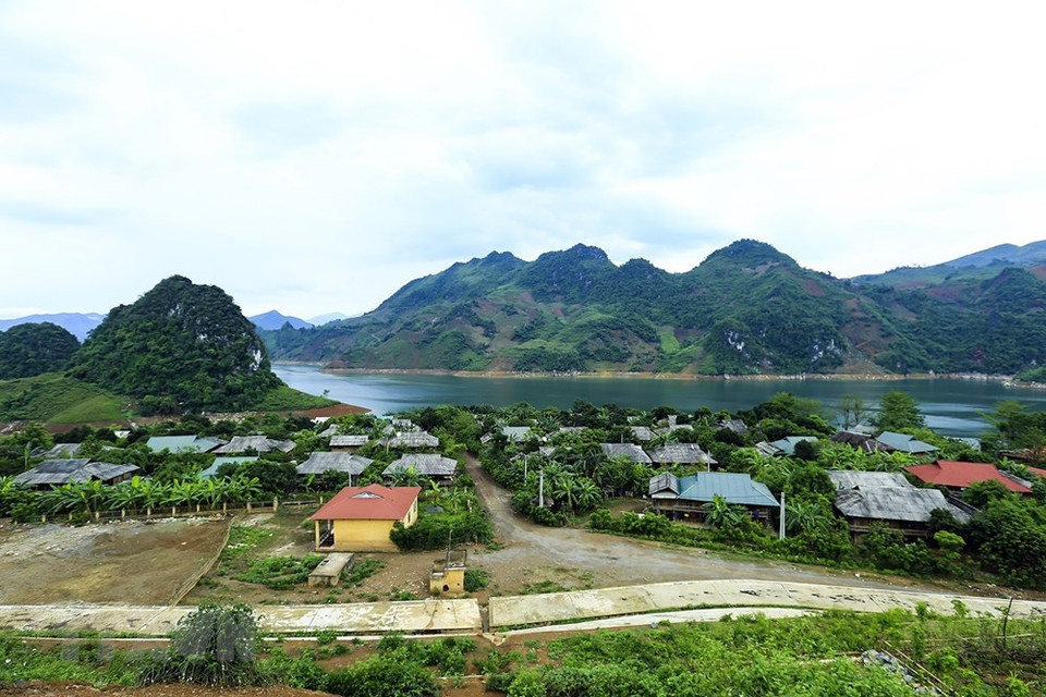 山中有水，水中有山，风景如画。越通社记者 盘俊英 摄