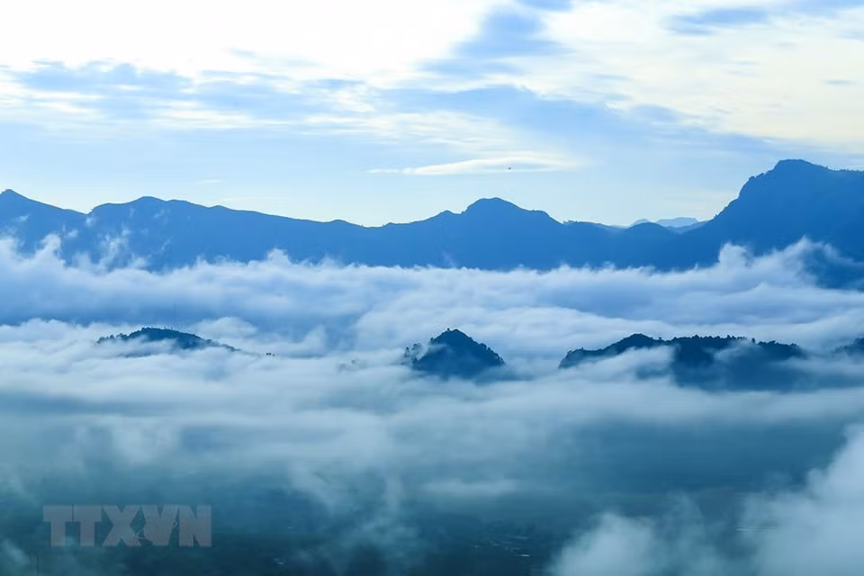 赴西北地区，游客们可欣赏绝美的云海秘境。越通社记者 盘俊英 摄