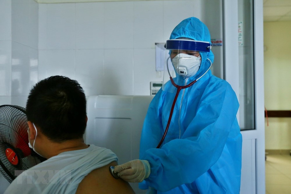 医生们每天两次给新冠肺炎患者检查脉搏、血压、血氧饱和度。越通社记者 明决 慑