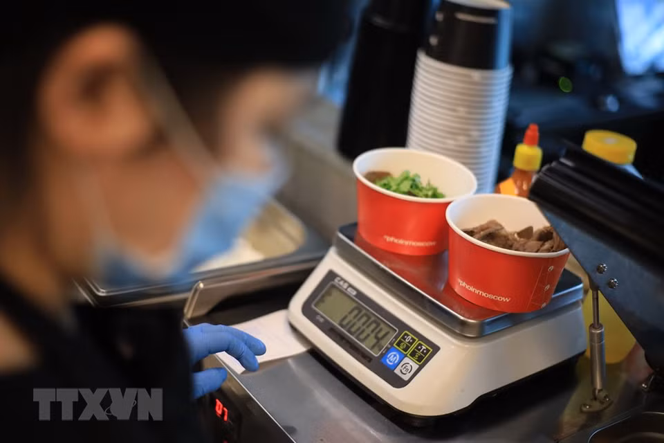 莫斯科米粉连锁餐厅都按标准衡量了每份午餐。越通社记者 陈孝 摄 
