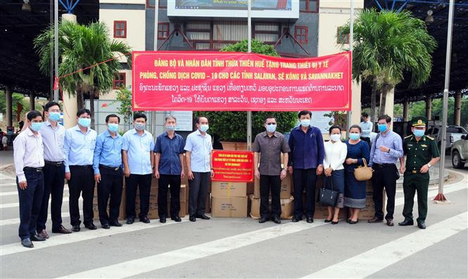 5月4日在广治省劳保国际口岸，承天顺化省省委副书记裴青河代表该省领导向老挝沙湾拿吉省捐赠新冠肺炎疫情防控医疗设备和物质。图片来源 ：越通社