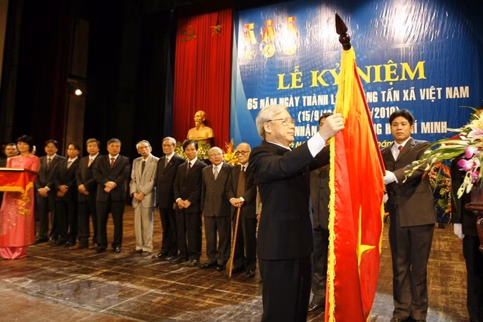 2010年，越南国会主席阮富仲在越通社成立65周年纪念典礼上向越通社颁发胡志明勋章。越通社记者 智勇 摄