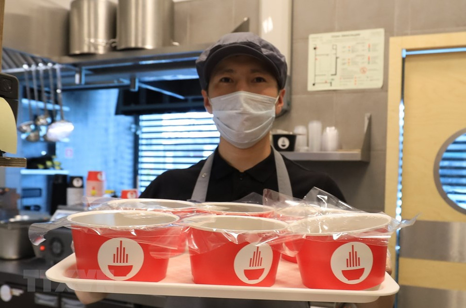 向为新冠肺炎患者进行治疗的俄罗斯医生们提供的午餐。越通社记者 陈孝 摄