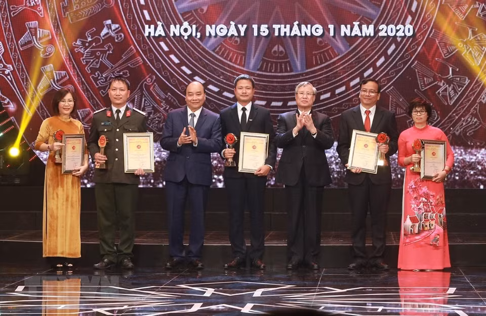 越南政府总理阮春福和越共政治局委员、中央书记处常务书记陈国旺2020年1月15日晚出席2019年第四届党建工作全国新闻奖——金锤镰奖颁奖仪式。图自越通社