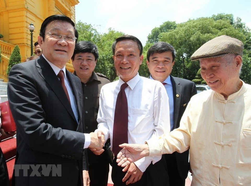 越南国家主席张晋创与于2015年6月17日出席越南革命新闻日第90个传统日纪念典礼的越南记者协会代表们会面交流。越通社记者 阮康 摄