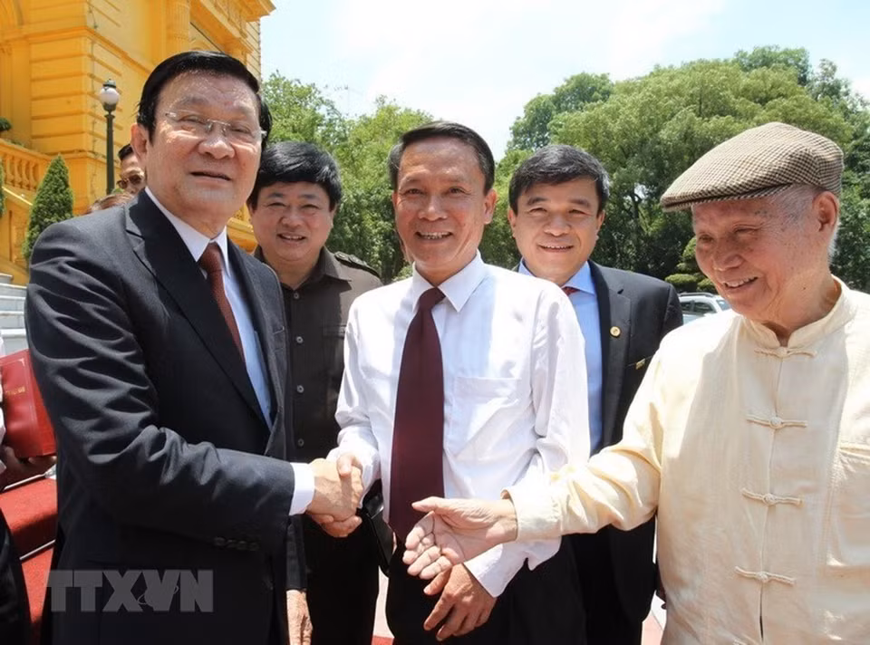 越南国家主席张晋创与于2015年6月17日出席越南革命新闻日第90个传统日纪念典礼的越南记者协会代表们会面交流。越通社记者 阮康 摄