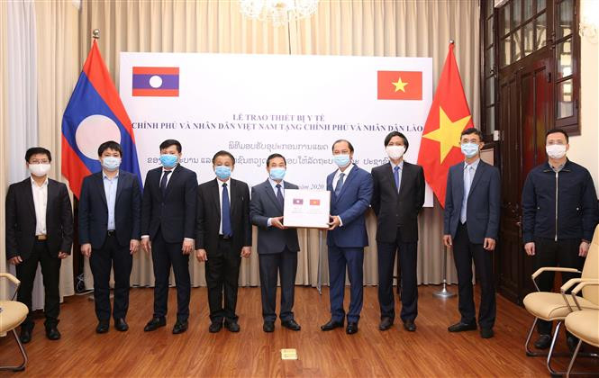 4月10日下午，越南外交部副部长阮国勇将防疫物资移交给缅甸政府和人民。越通社记者 杨江 摄