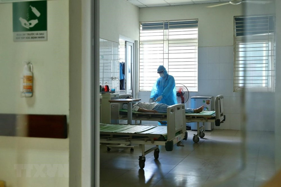 目前，中央热带病医院第二分院病毒寄生虫科正给5名新冠肺炎患者进行治疗。越通社记者 明决 慑