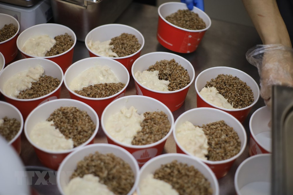 向俄罗斯医生提供的各份午餐已做好准备。越通社记者 陈孝 摄