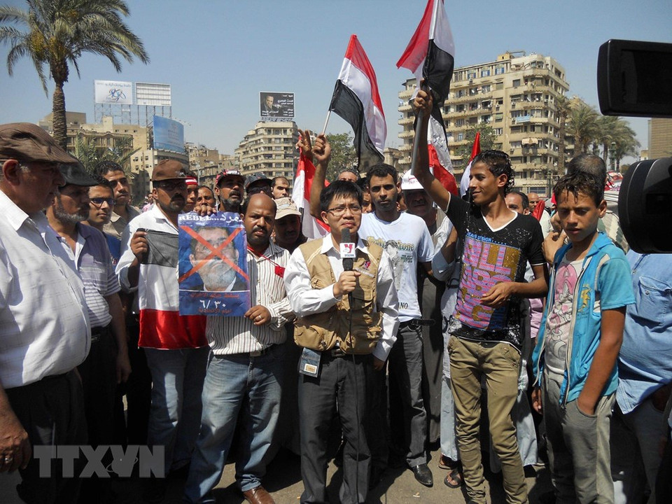 越通社驻埃及记者阮友战于2013年从埃及现场报道关于首都开罗和其他城市暴力情况的相关信息。图自越通社