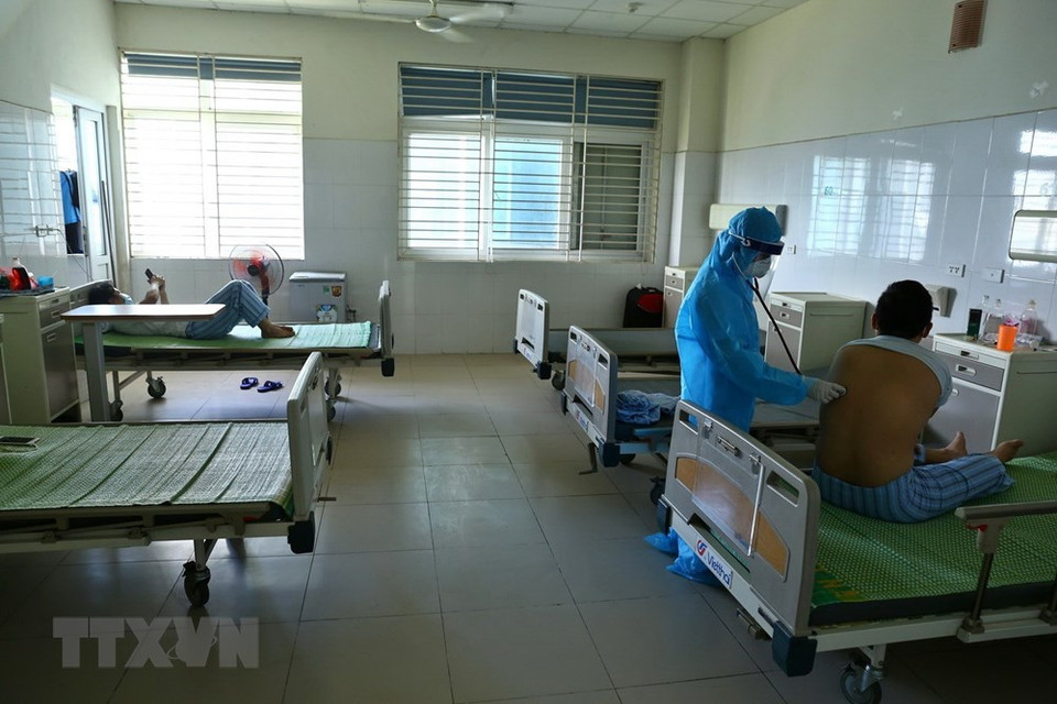 医生们每天两次给新冠肺炎患者检查脉搏、血压、血氧饱和度。越通社记者 明决 慑