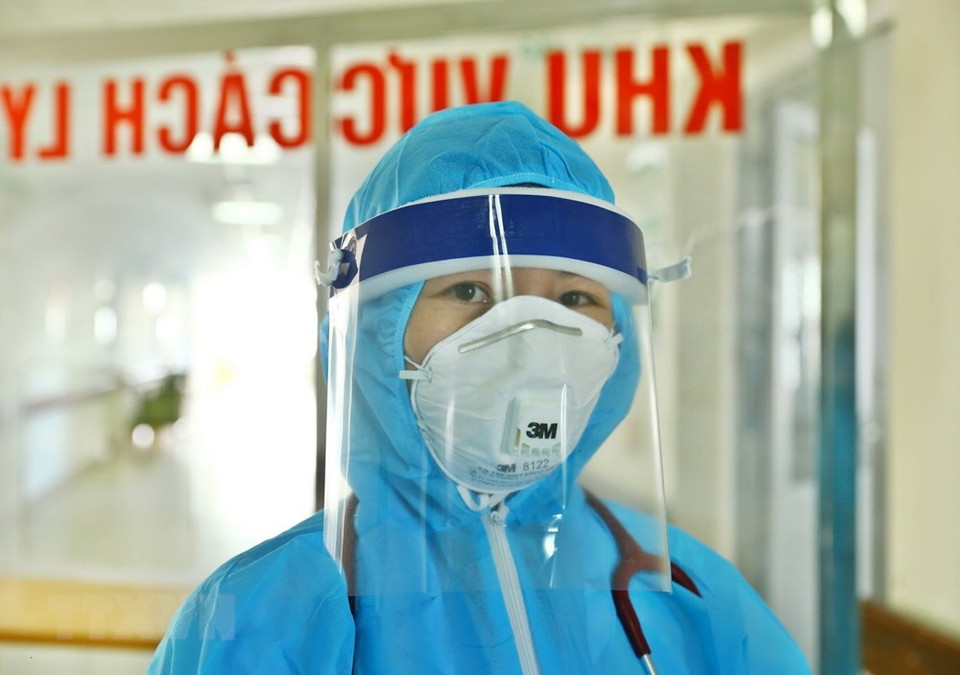 裴氏送医生穿上个人防护装备即将进入新冠肺炎患者病房。越通社记者 明决 慑