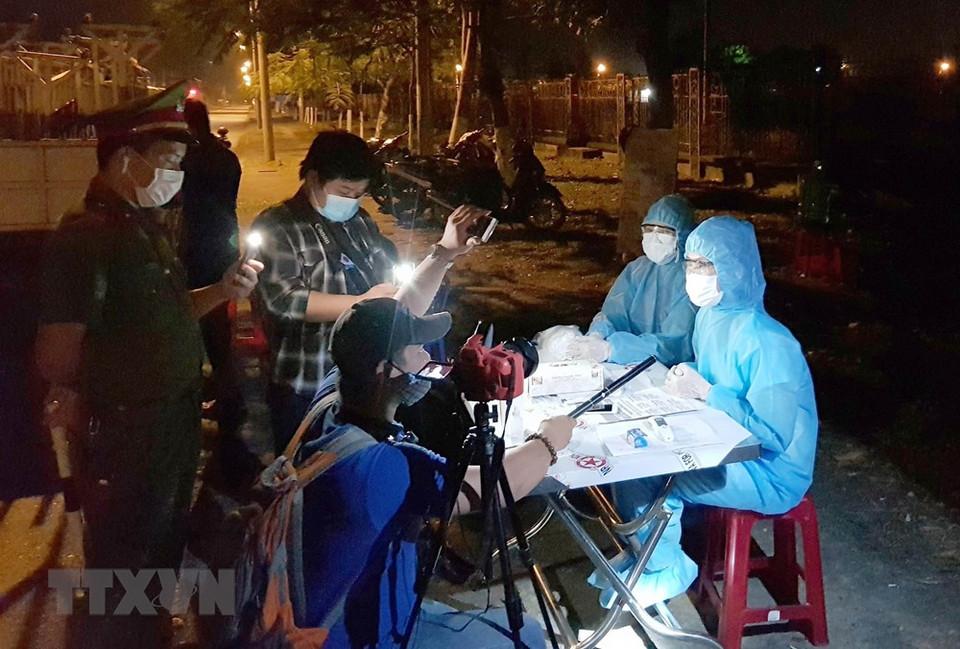 越通社记者及时报道关于新冠肺炎疫情的信息。越通社记者 国勇 摄