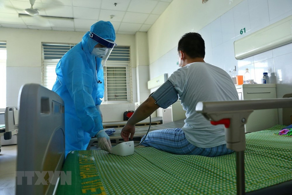 医生们每天两次给新冠肺炎患者检查脉搏、血压、血氧饱和度。越通社记者 明决 慑