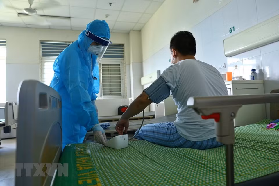 医生们每天两次给新冠肺炎患者检查脉搏、血压、血氧饱和度。越通社记者 明决 慑