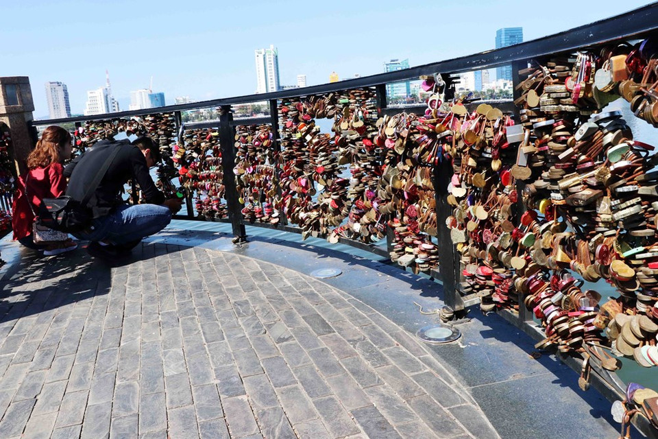 来到“爱情桥”的情侣都喜欢扣上刻有两人名字的“爱情锁”,象征永恒坚固的爱情。图自越通社
