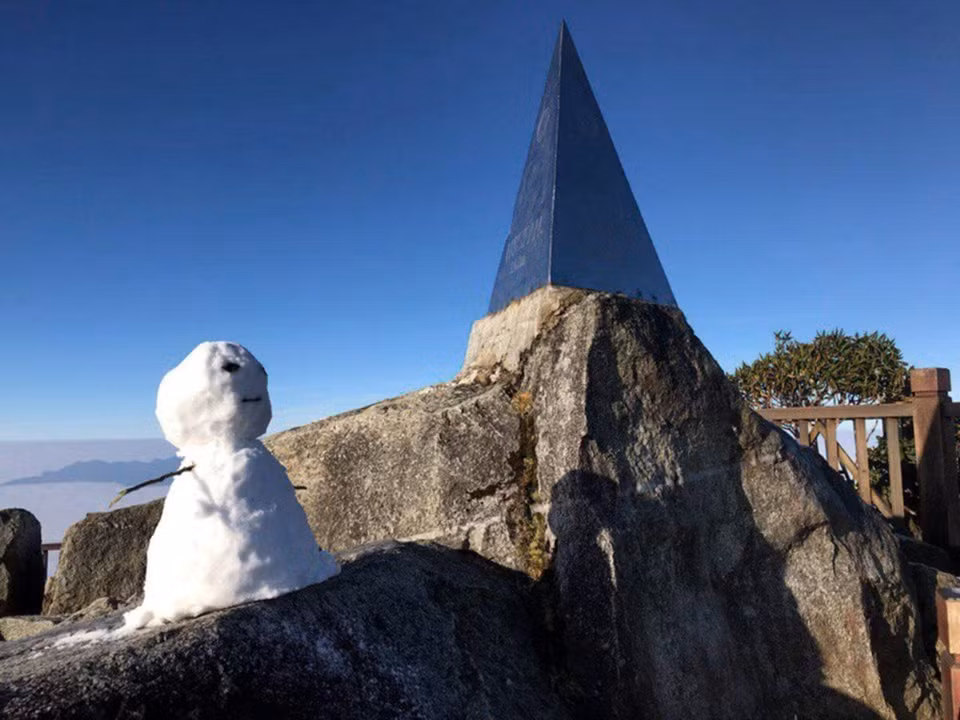 沙坝番西邦峰出现下雪天气。