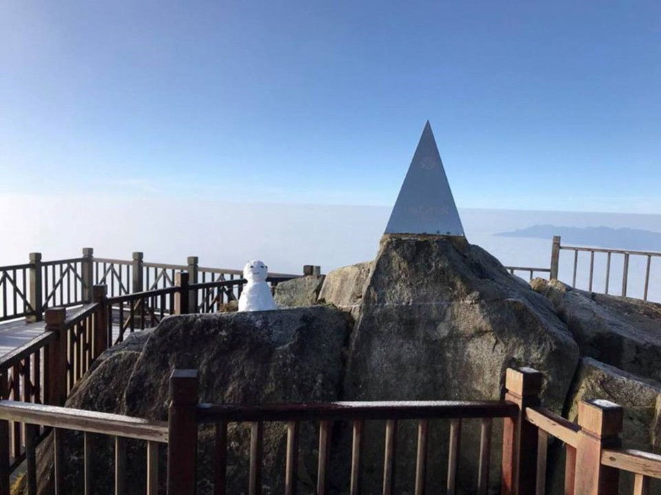 沙坝番西邦峰出现下雪天气。