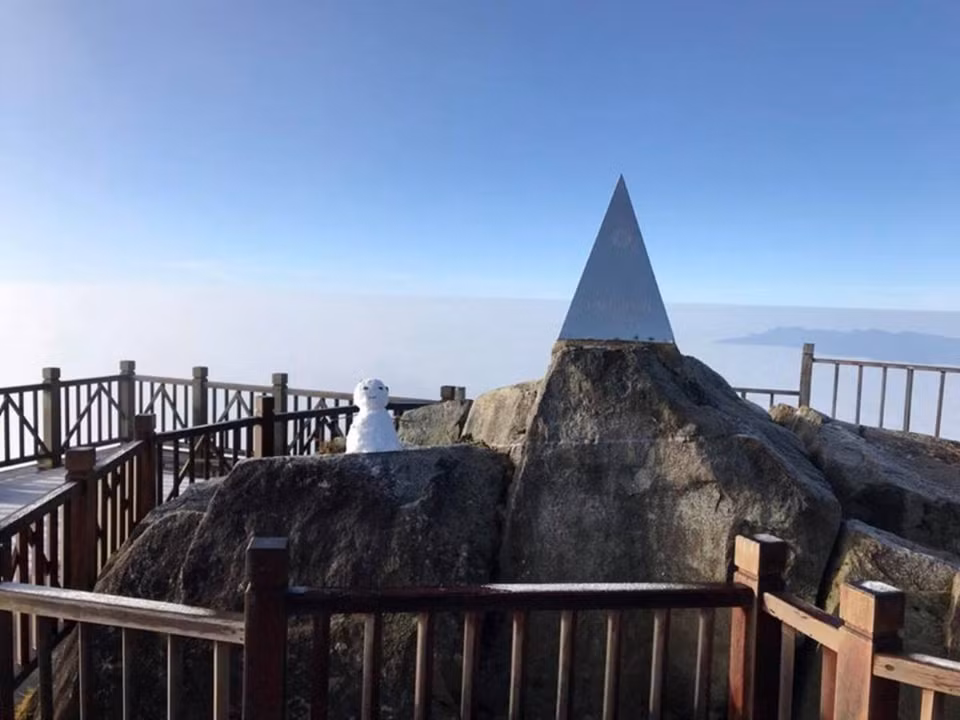 沙坝番西邦峰出现下雪天气。