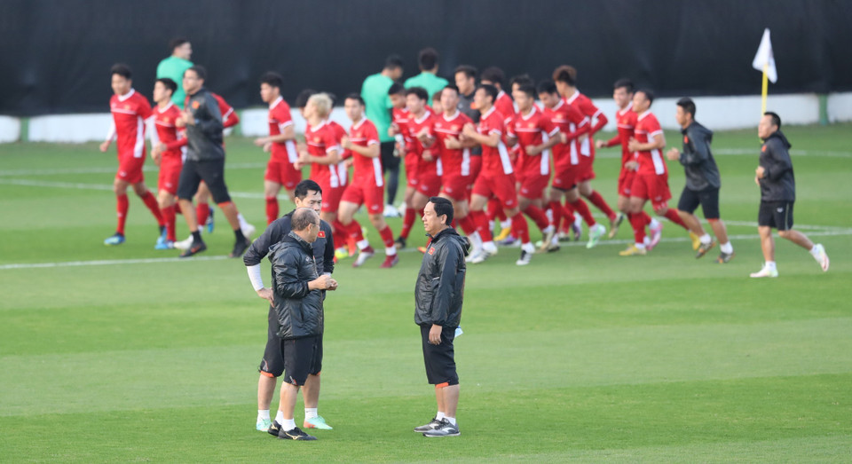 教练委员会成员互相交换意见。越通社记者 黄玲 摄