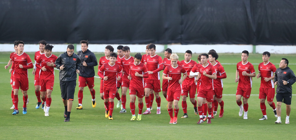 球员们一起做热身运动。越通社记者 黄玲 摄