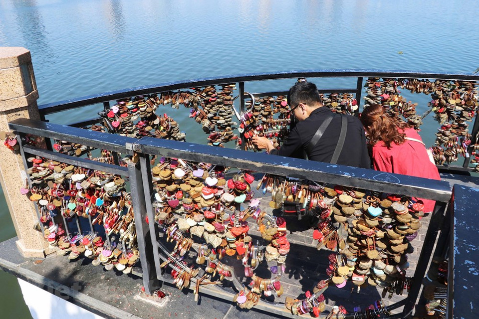 来到“爱情桥”的情侣都喜欢买一把爱情锁...