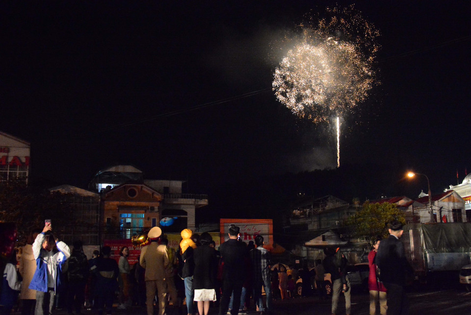 奠边省燃放烟花。图自越通社
