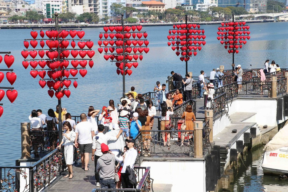 “爱情桥”在情人节的浪漫场景。图自越通社