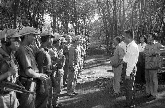 柬埔寨救国民族团结阵线主席韩桑林(Heng Samrin)造访一个革命军队单位。图自越通社